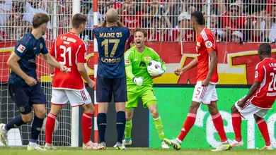 R&ouml;nnow pegou dois p&ecirc;naltis na &oacute;tima estreia do Union Berlim, com goleada