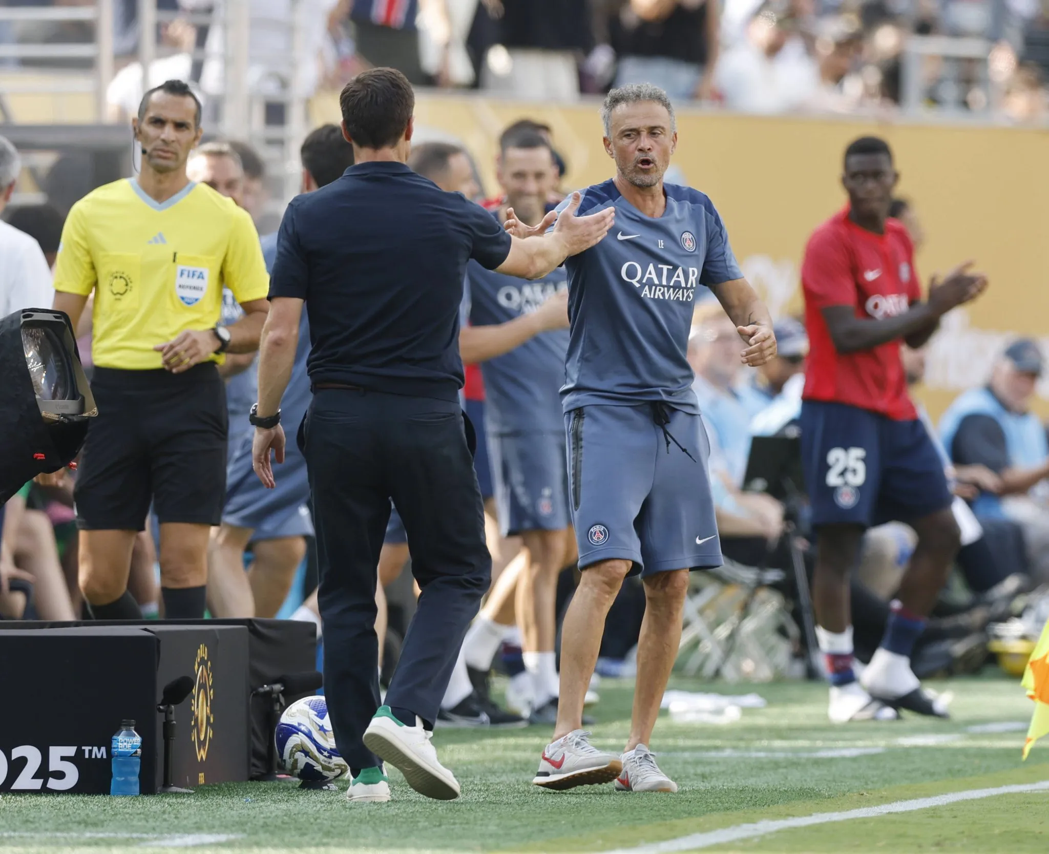 Xabi Alonso cumprimenta Luis Enrique em partida entre Real Madrid e PSG
