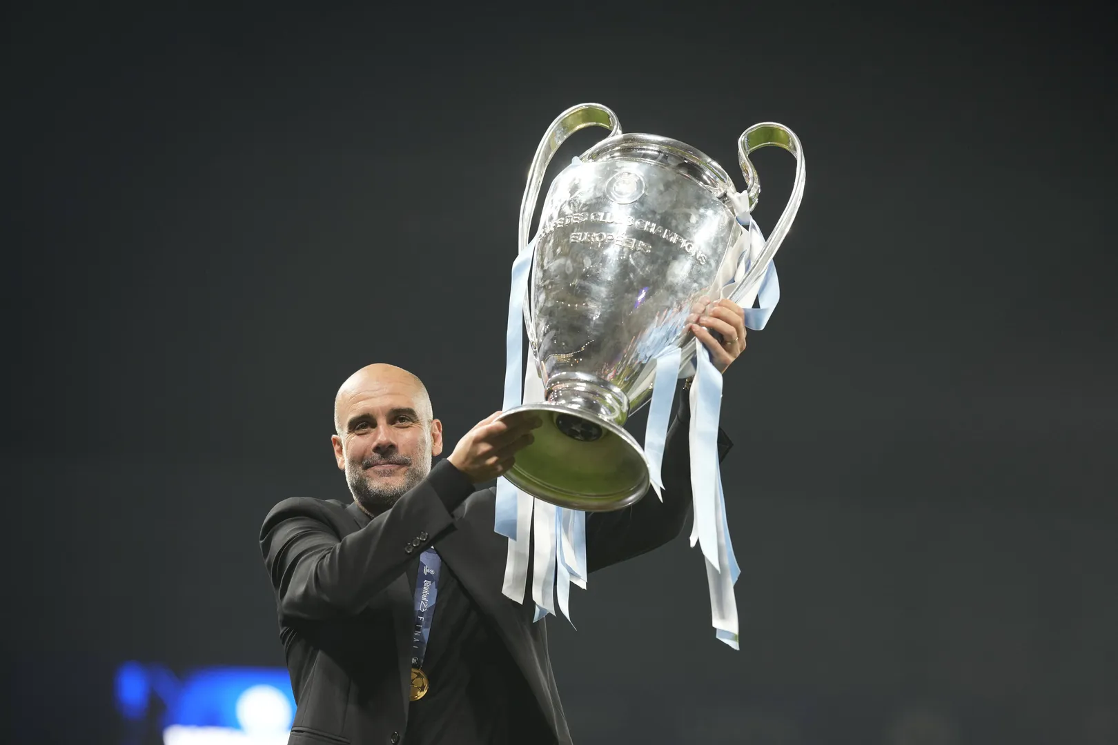 Guardiola comemora com a ta&ccedil;a de campe&atilde;o da Champions League (Foto: Imago)
