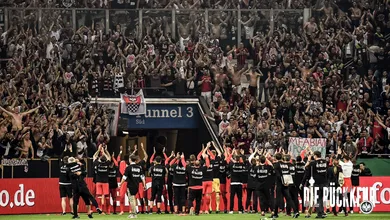 Com gol de placa e drama no fim, Eintracht Frankfurt volta &agrave; final da Copa da Alemanha
