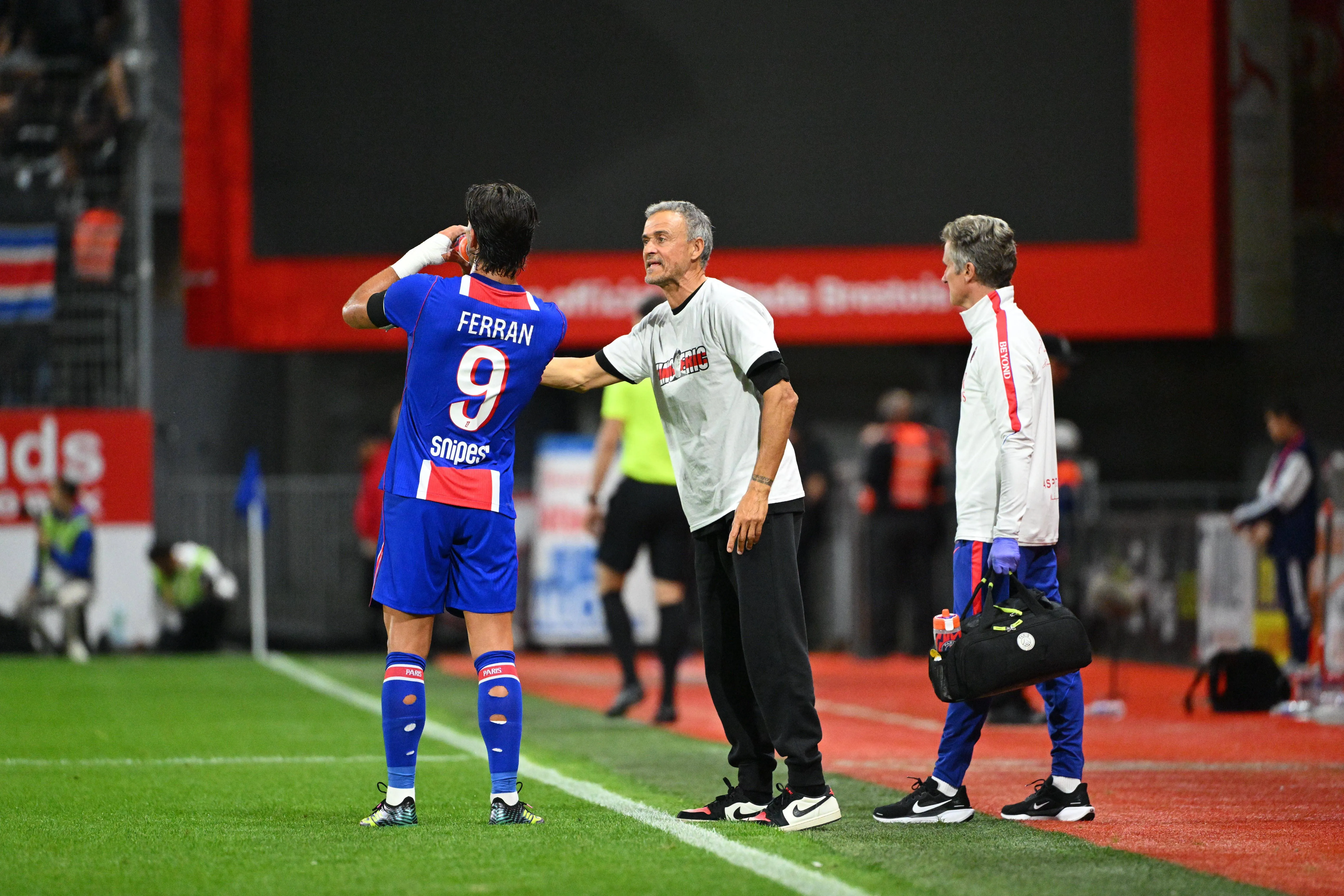 Ferran Torres e Luis Enrique pelo PSG (Foto: IMAGO / PRESSE SPORTS)