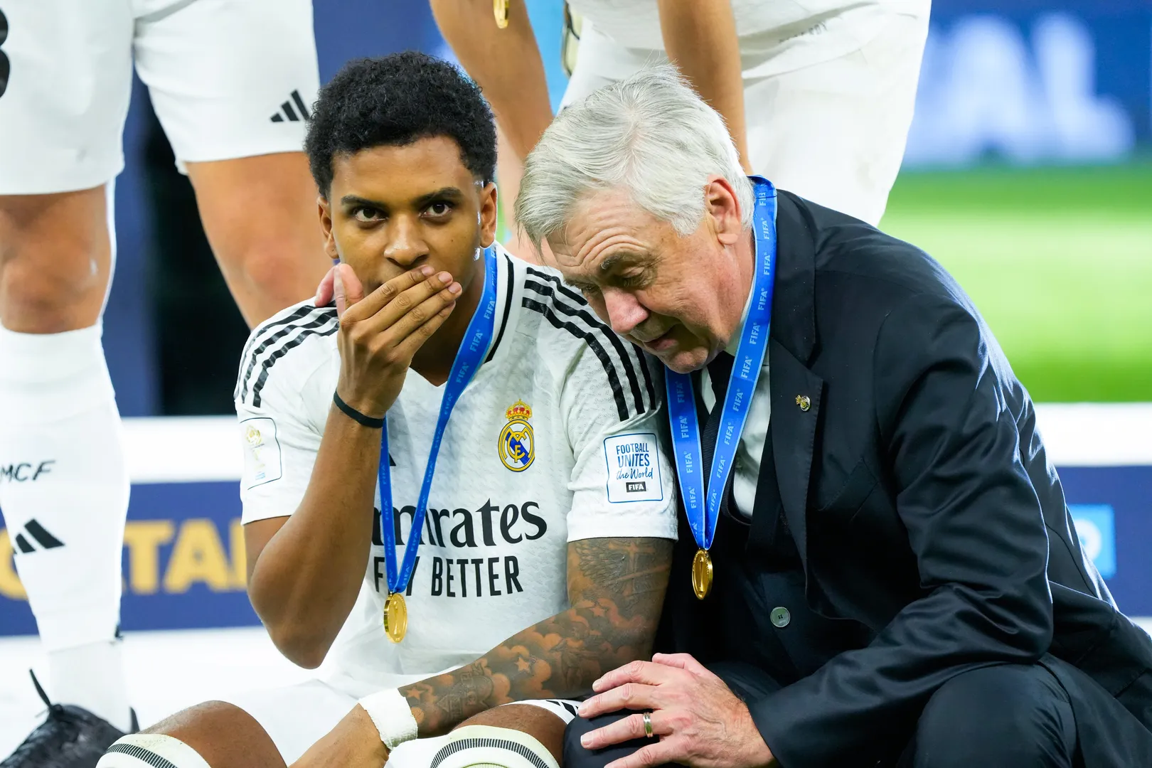 Ancelotti e Rodrygo ap&oacute;s o t&iacute;tulo do Real Madrid em Doha (Foto: IconSport)