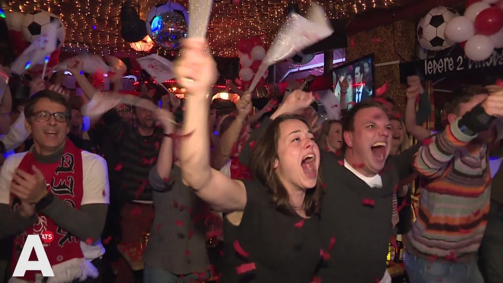 Nos bares da Amsterd&atilde;, torcedores do Ajax explodiram de emo&ccedil;&atilde;o com a vit&oacute;ria hist&oacute;rica sobre o Real Madrid