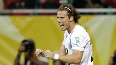 Forl&aacute;n brilha e salva o Uruguai, que foi medroso demais