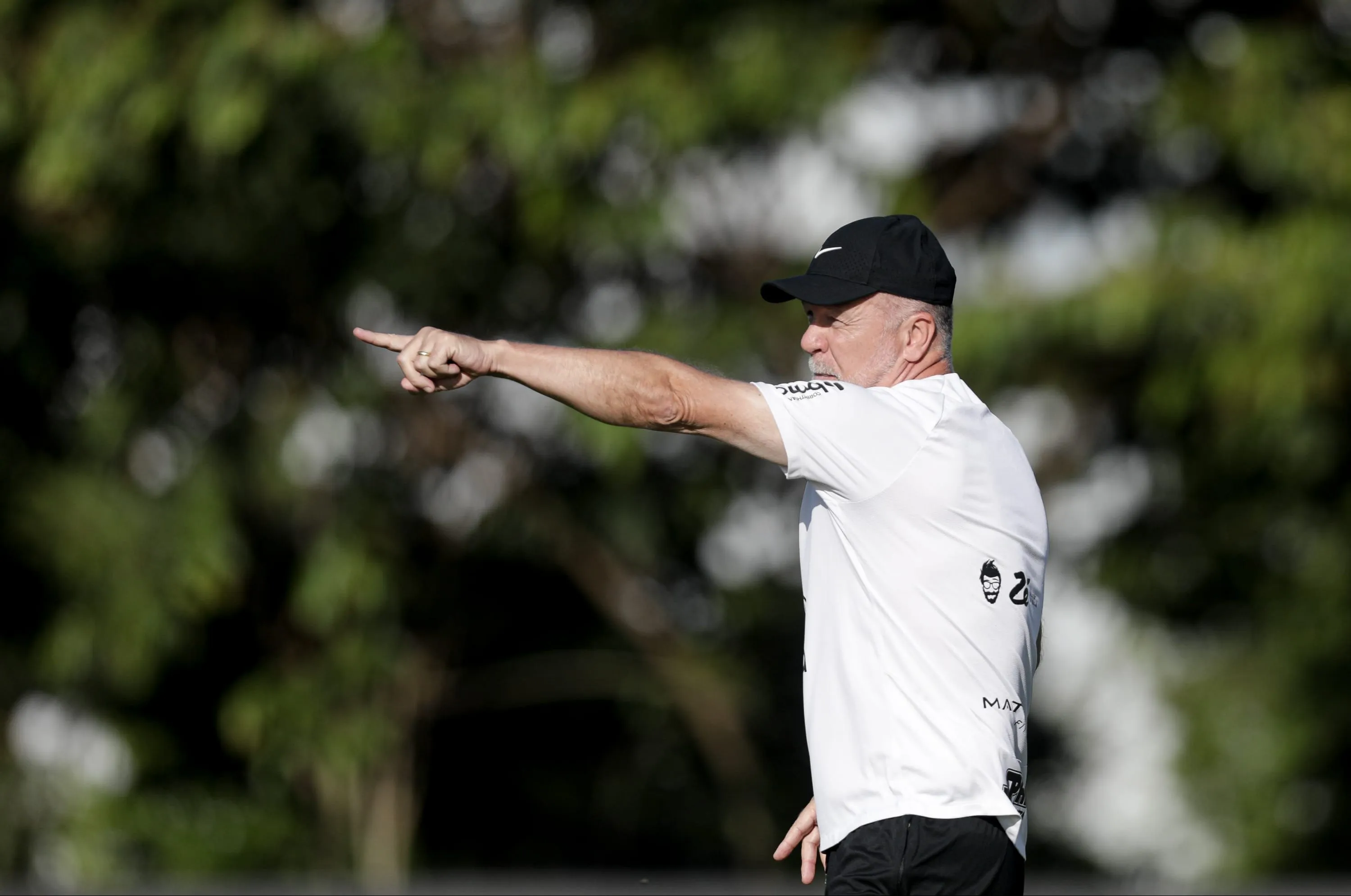 Mano Menezes sofre para garantir Corinthians na S&eacute;rie A ap&oacute;s receber heran&ccedil;a maldita de seus antecessores
