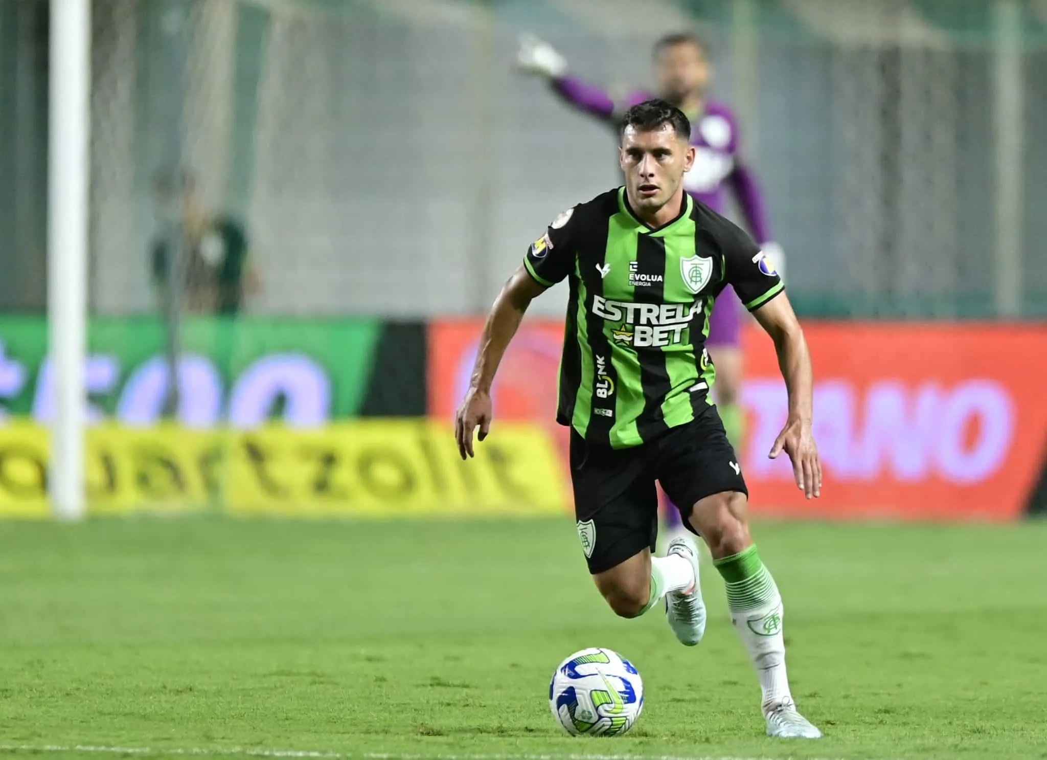 Quem &eacute; e como joga volante do Am&eacute;rica-MG que est&aacute; na mira do Vasco