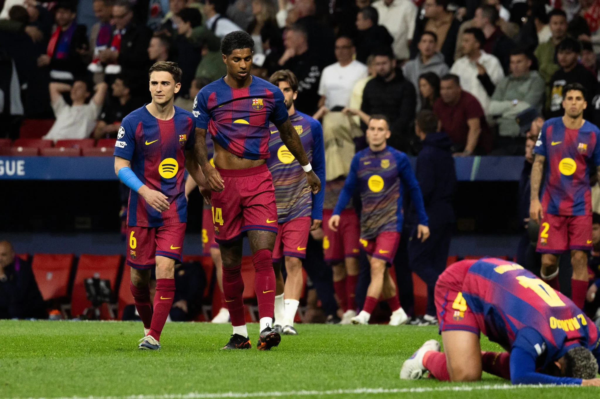 Jogadores lamentam elimina&ccedil;&atilde;o do Barcelona na Champions League