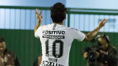 Corinthians cozinhou a Chapecoense at&eacute; arrancar um gol e a classifica&ccedil;&atilde;o &agrave; semifinal