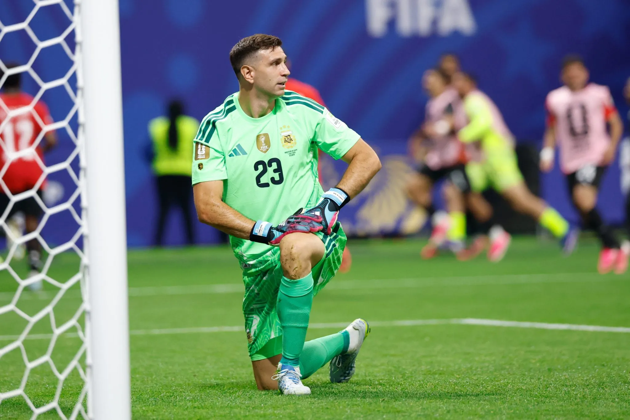 Dibu Mart&iacute;nez em a&ccedil;&atilde;o pela Argentina na Copa do Mundo. Foto: Icon Sport/Newspix