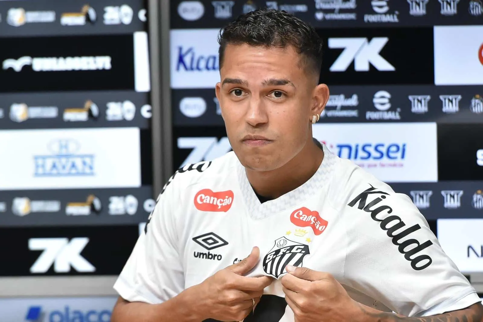 Igor Vin&iacute;cius apresentado no Santos