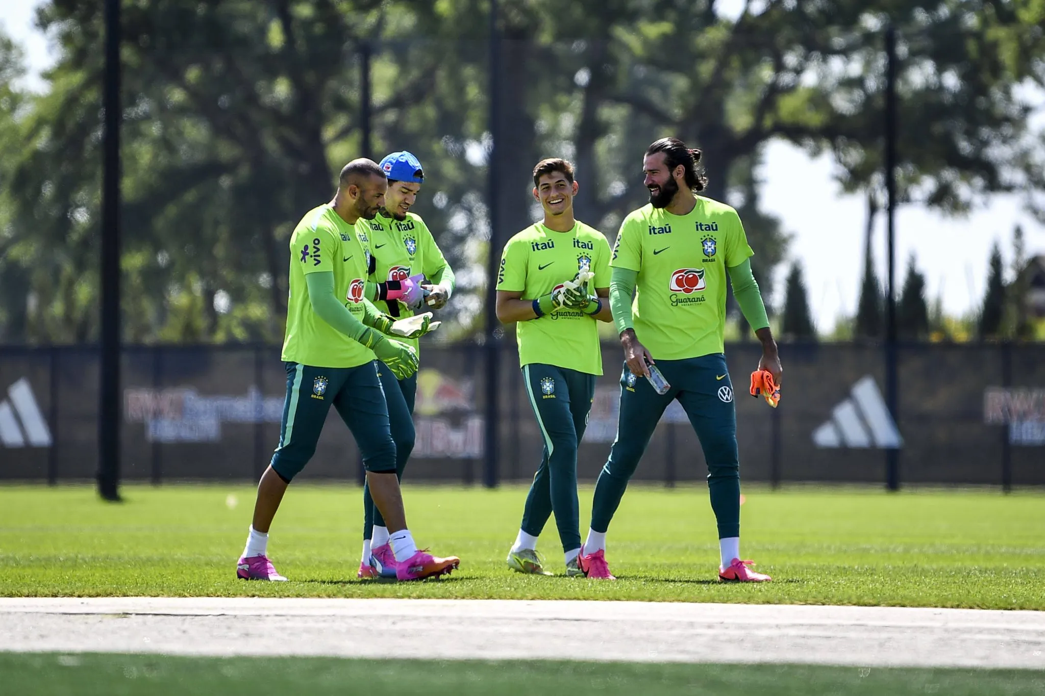 Goleiros brasileiros em treinamento na Copa do Mundo
