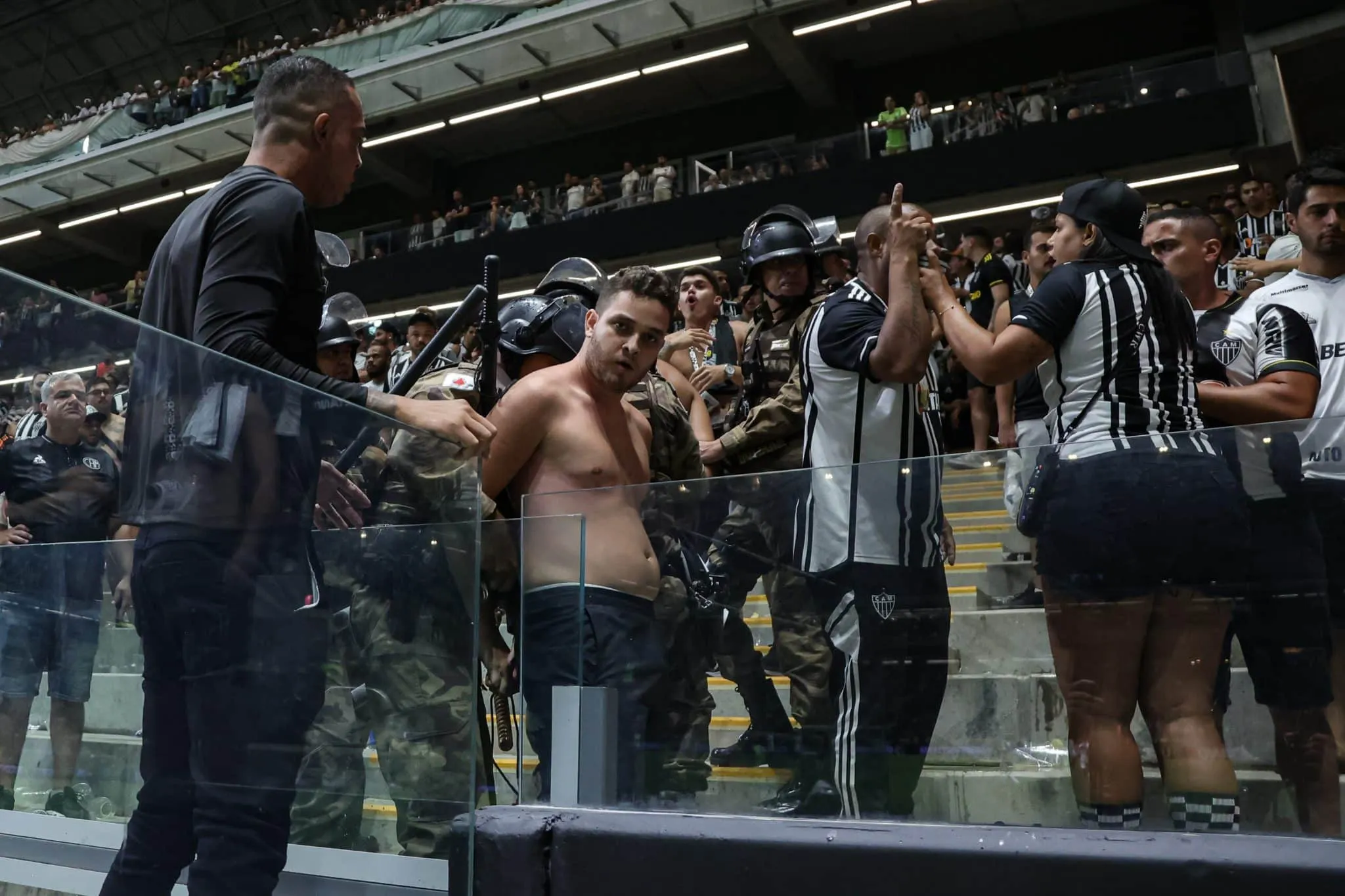 Por homofobia da torcida em cl&aacute;ssico, Atl&eacute;tico-MG pode ser exclu&iacute;do do Campeonato Mineiro