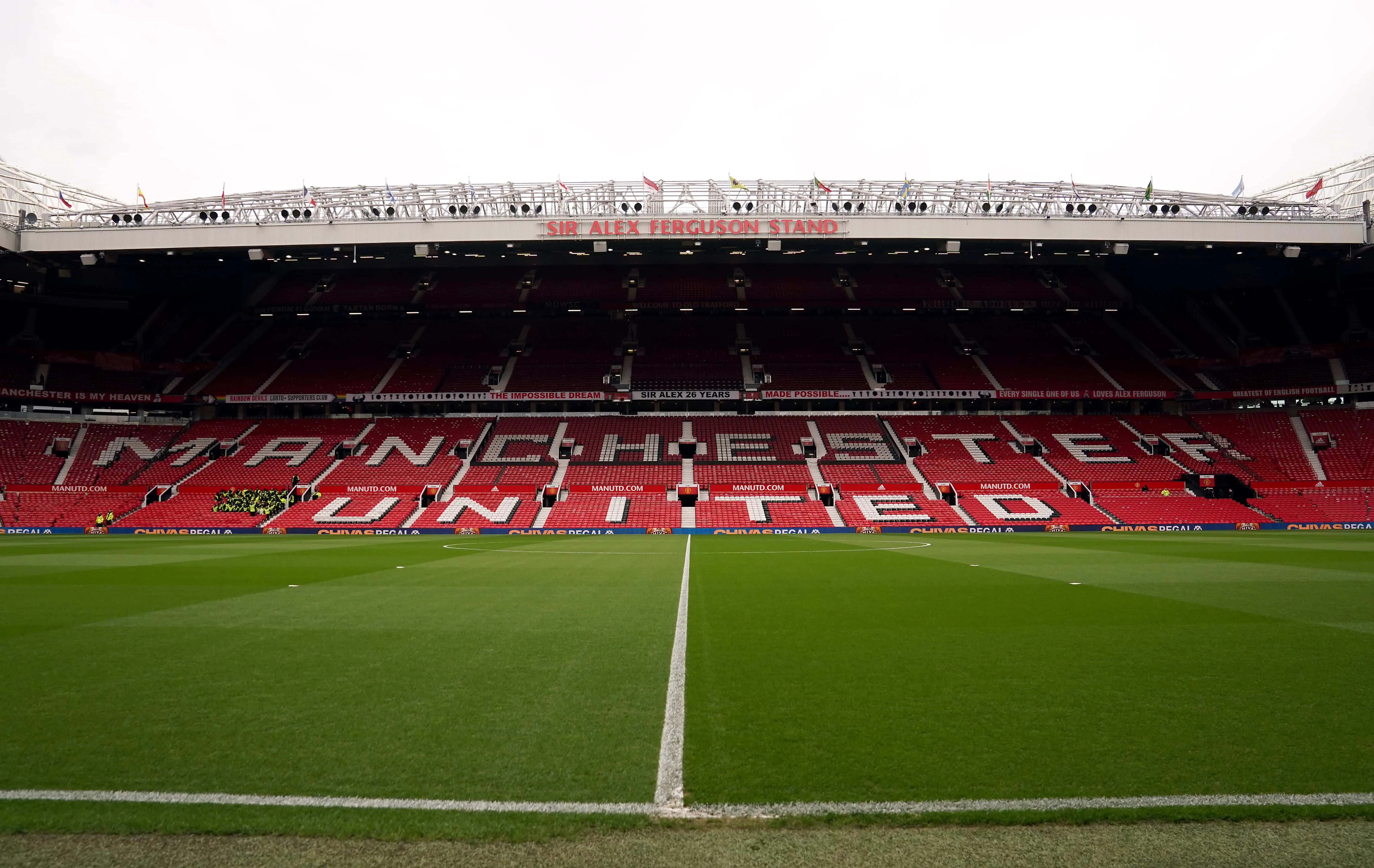 Crise sem fim: Manchester United &eacute; investigado ap&oacute;s frango cru ser servido em Old Trafford