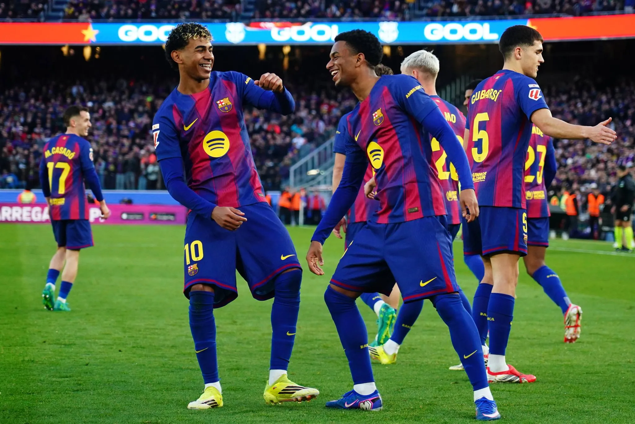 Lamine Yamal comemora gol pelo Barcelona (Foto: Imago)