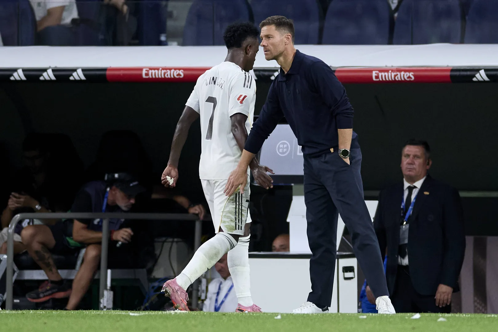 Vinicius Junior &eacute; substitu&iacute;do por Xabi Alonso no Real Madrid (Foto: Imago)