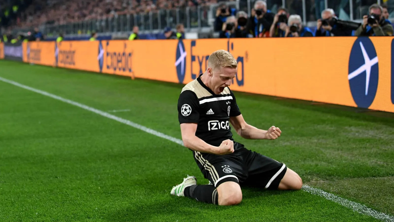 Menos badalado que os companheiros, Van de Beek sublinhou seu talento com uma atua&ccedil;&atilde;o grandiosa