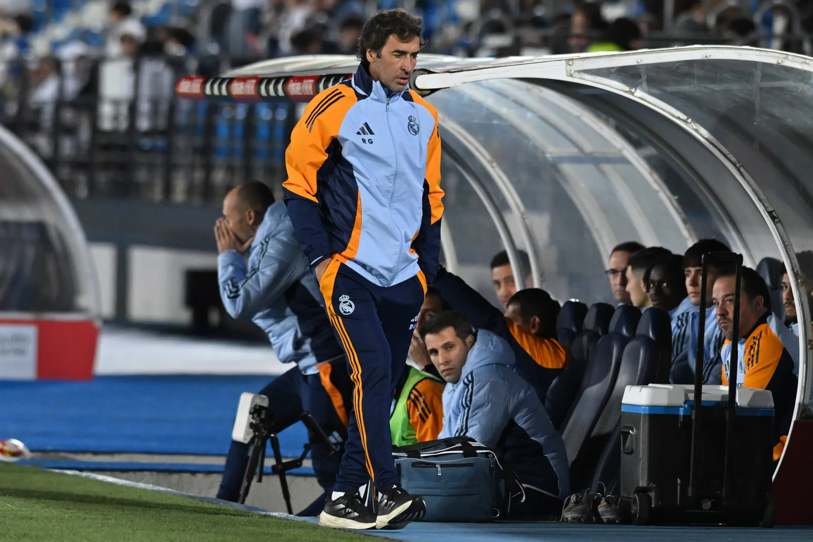 Ra&uacute;l Gonz&aacute;lez &agrave; beira do campo em partida do Real Madrid Castilla