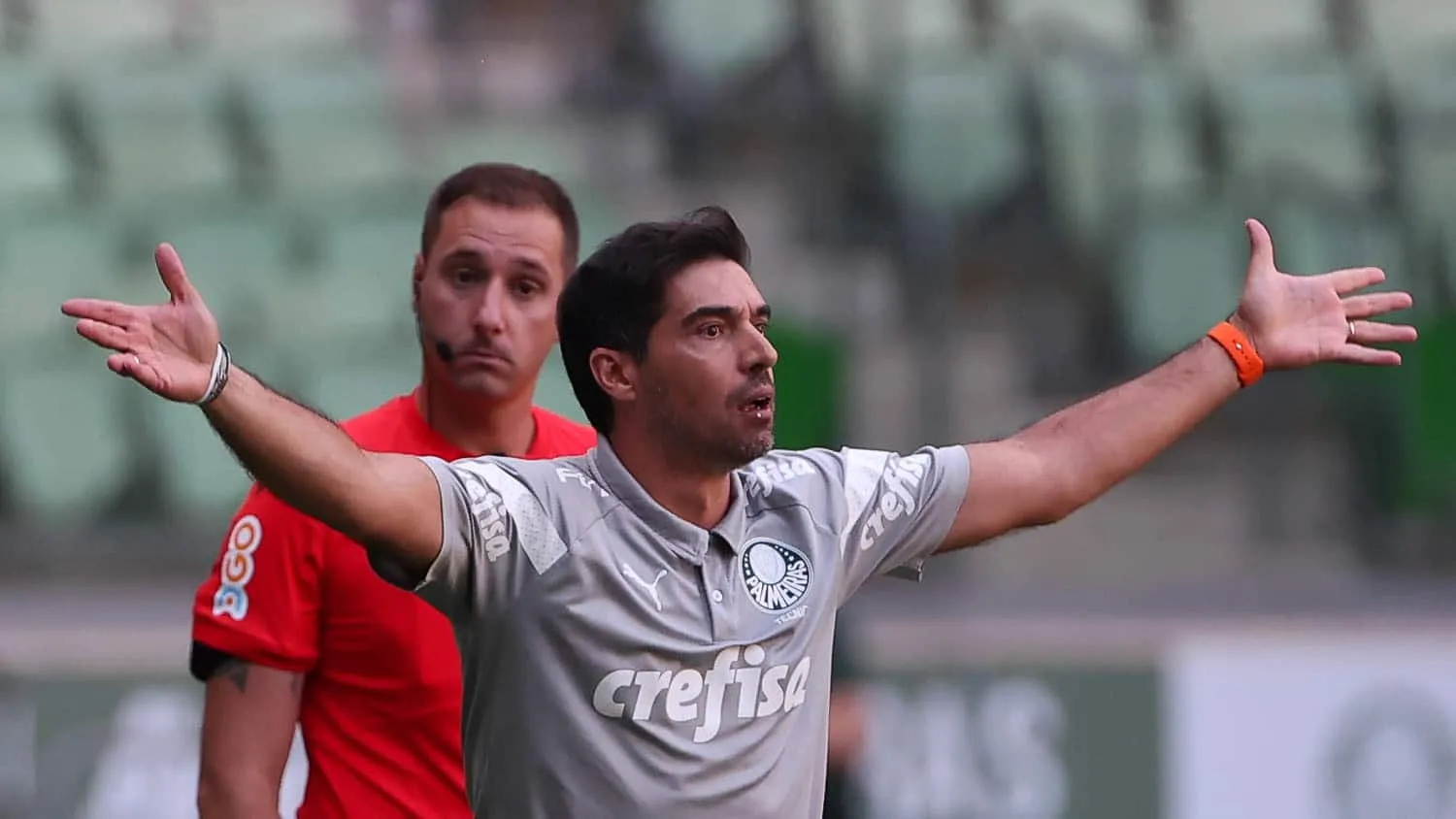 Fica? Abel encerra coletiva ap&oacute;s vit&oacute;ria do Palmeiras com piscada e crava: &lsquo;Eu n&atilde;o sou ingrato&rsquo;