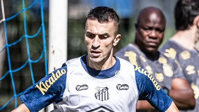 O que falta para Jo&atilde;o Schmidt voltar ao time titular do Santos?
