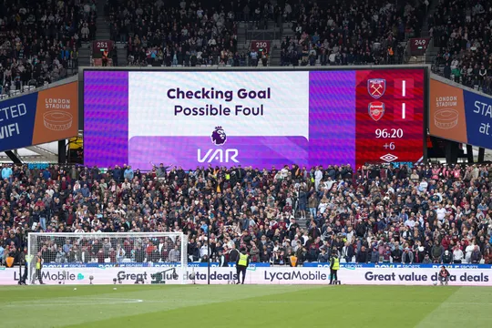 Os 5 piores erros do VAR na hist&oacute;ria da Premier League