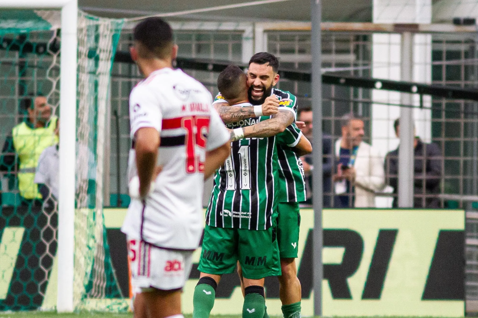 Com James titular, misto do S&atilde;o Paulo joga mal e reabilita o lanterna Am&eacute;rica-MG