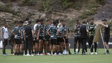Ainda em busca de refor&ccedil;os, Botafogo inicia a pr&eacute;-temporada de 2024 neste domingo