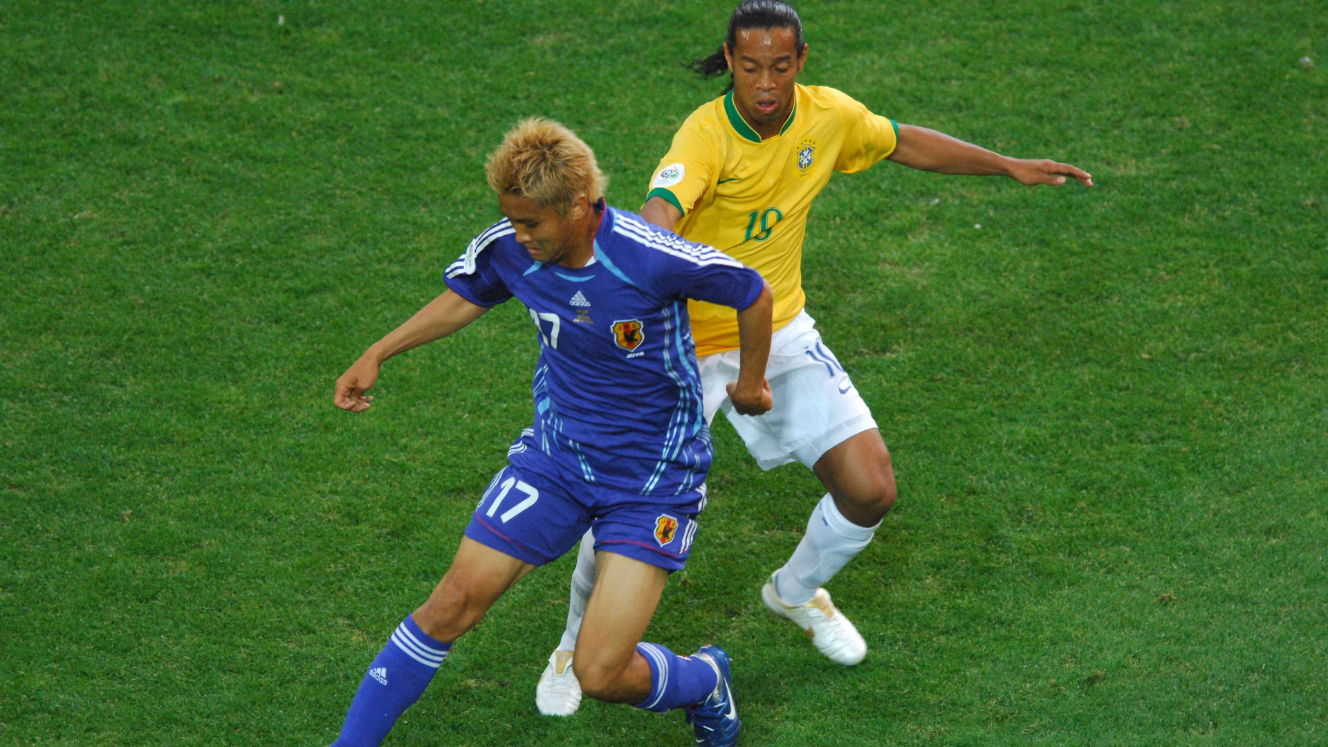 Junichi Inamoto do Jap&atilde;o e Ronaldinho do Brasil durante a partida entre Jap&atilde;o e Brasil pelo Grupo F da Copa do Mundo FIFA 2006, no Signal Iduna Park, em Dortmund, na Alemanha, em 22 de junho de 2006.