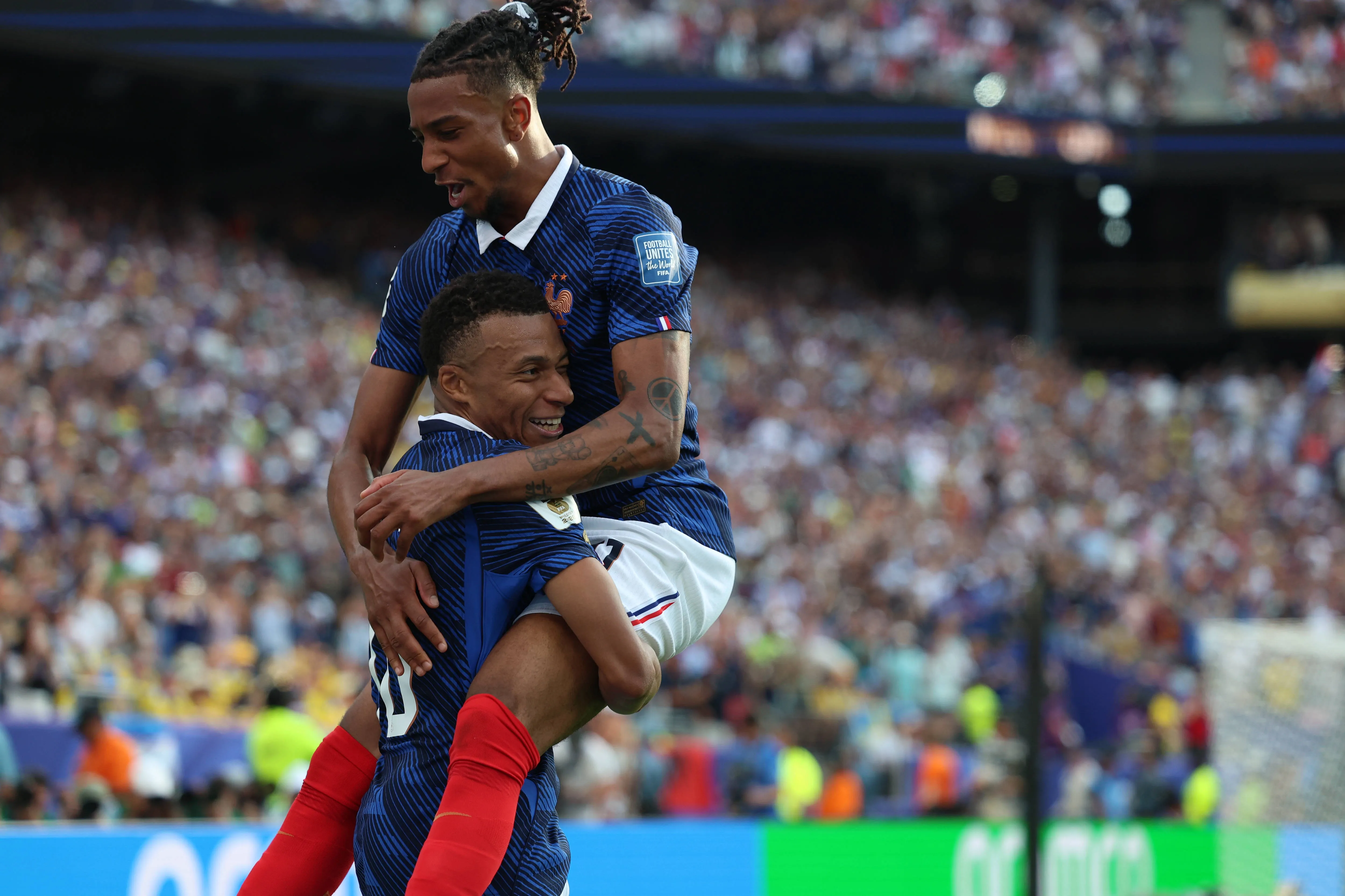 Michael Olise comemora gol da Fran&ccedil;a com Kylian Mbapp&eacute; (Foto: Imago/ZUMA Press Wire)