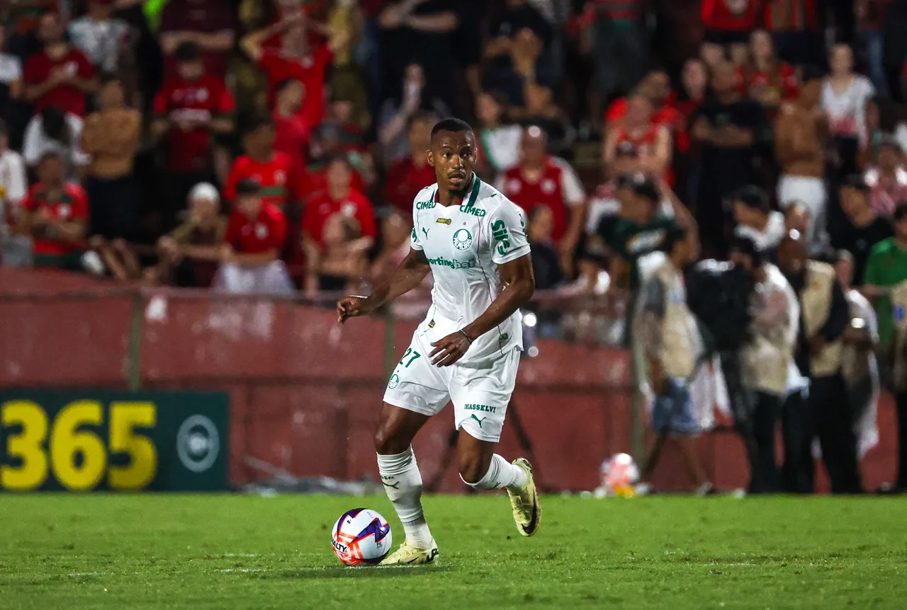 Marlon Freitas em a&ccedil;&atilde;o pelo Palmeiras
