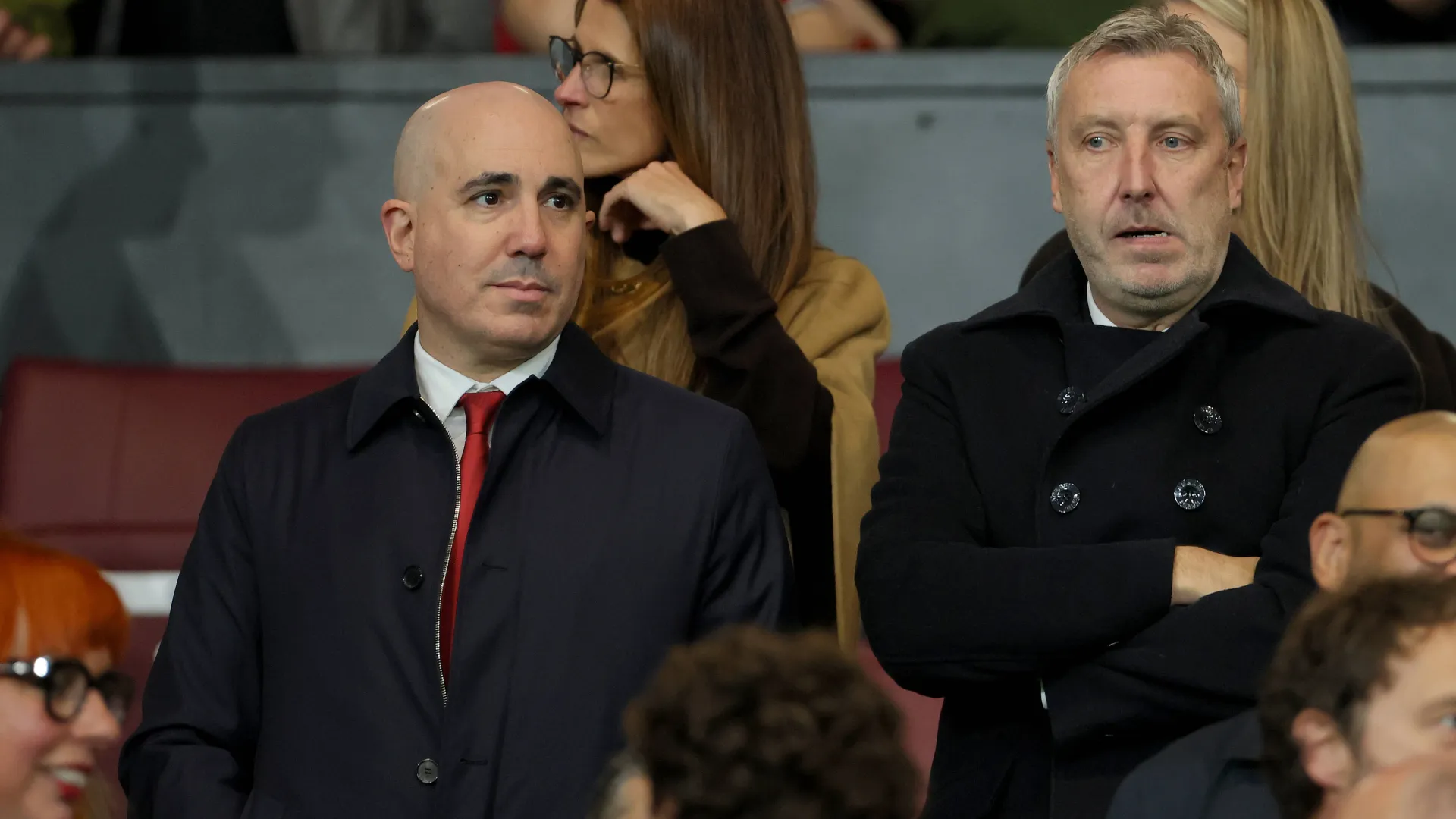 Omar Berrada, CEO do Manchester United, e Jason Wilcox, diretor de futebol, nas arquibancadas de Old Trafford antes da partida da UEFA Champions League entre Manchester United e Sabah, em Manchester, na Inglaterra, em 10 de setembro de 2026.