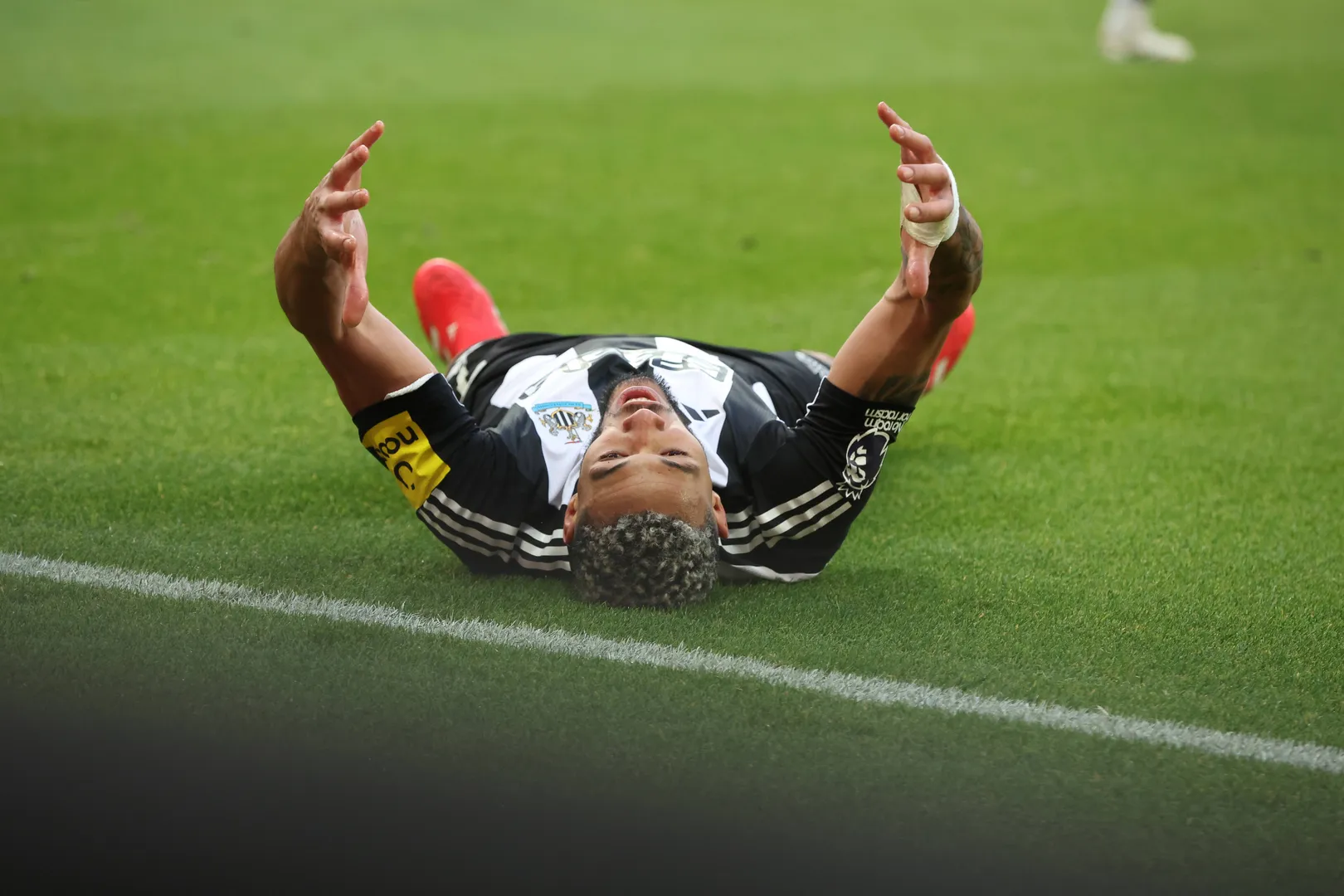 Joelinton se frustra com derrota do Newcastle