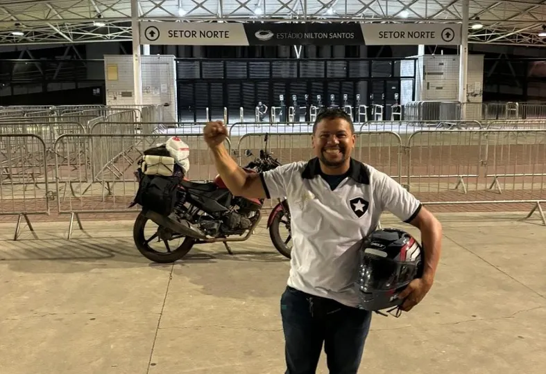 Patrick chegou ao Rio de Janeiro na ter&ccedil;a e j&aacute; foi ao Nilton Santos (Foto: Arquivo Pessoal)