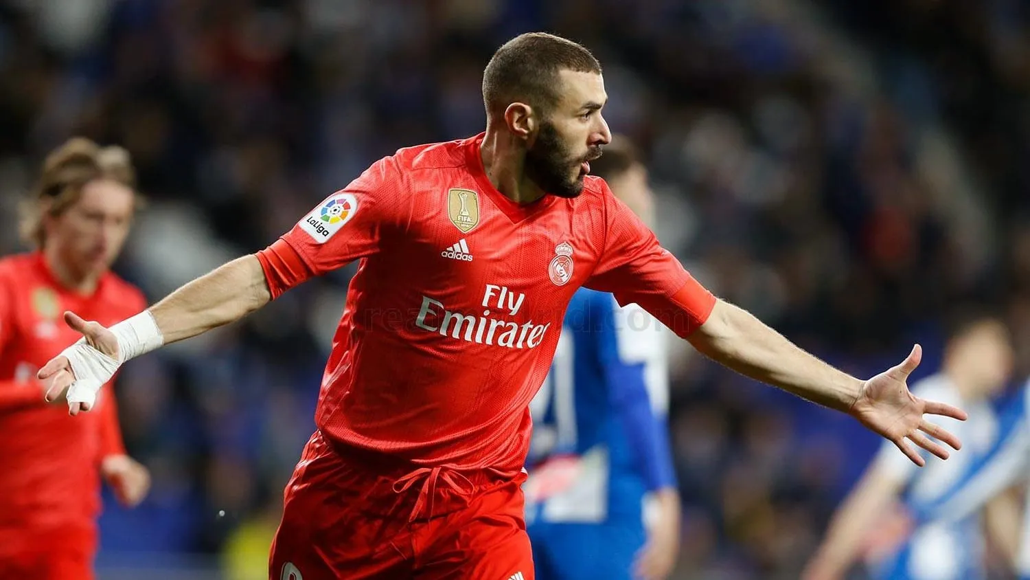 Em boa fase, Benzema se define al&eacute;m dos gols: &ldquo;Sou um camisa 9 com alma de 10&rdquo;