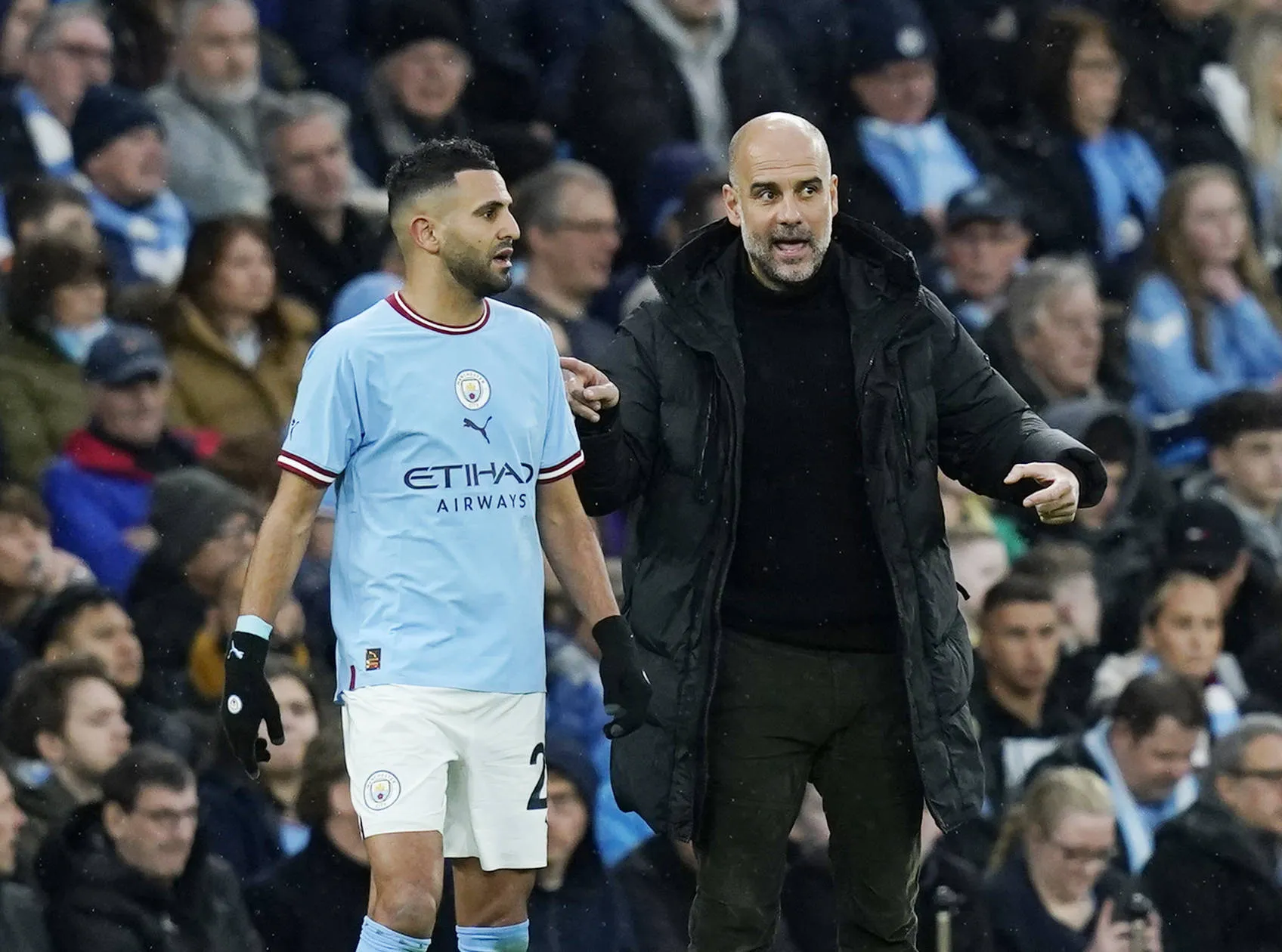 Guardiola orienta Mahrez durante jogo do Manchester City