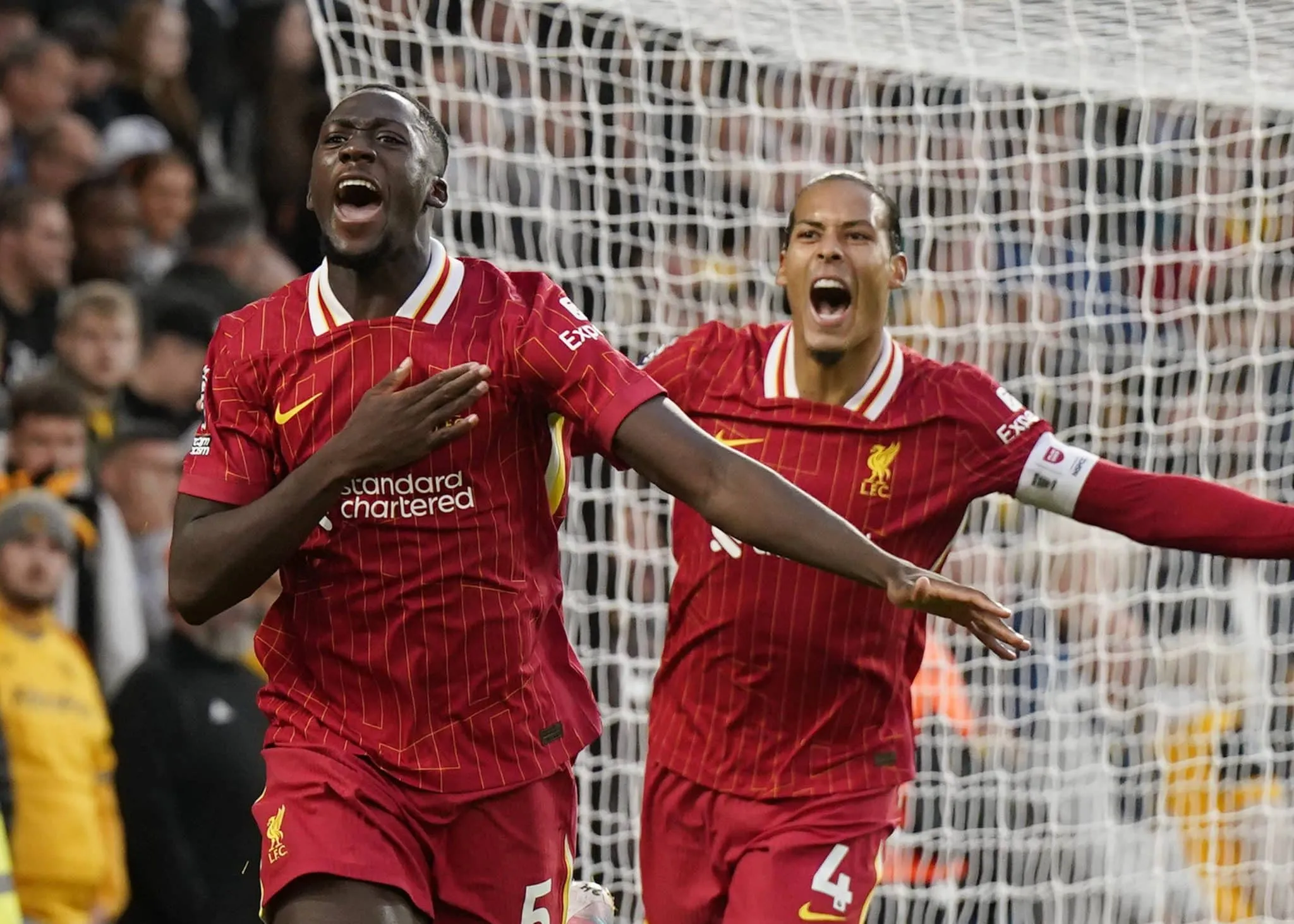 Salah garante a lideran&ccedil;a ao Liverpool em dia de altos e baixos de zagueiro franc&ecirc;s