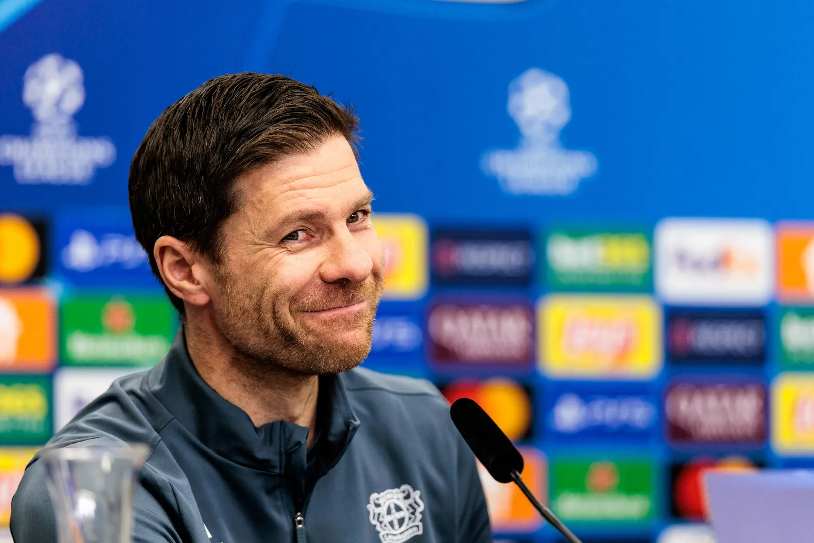 Xabi Alonso &eacute; acompanhado pelo Real Madrid Foto: (Imago)