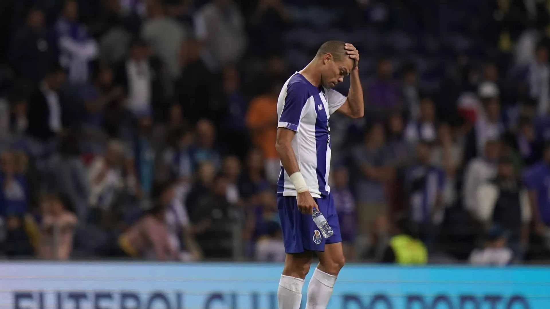 Antigos campe&otilde;es, Celtic e Porto passam vergonha em casa e est&atilde;o fora da Champions