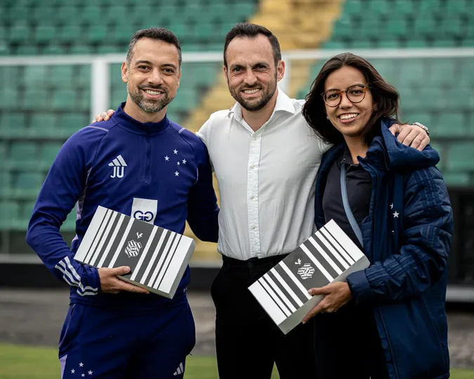 Jonas Urias, treinador do Cruzeiro Feminino, e Kin Saito, diretora de futebol das Cabulosas, junto de Enrico Ambrogini, ex-dirigente do masculino da Raposa