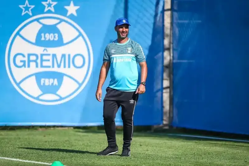 A caminho do Corinthians, preparador f&iacute;sico Reverson Pimentel se despede do Gr&ecirc;mio ap&oacute;s tr&ecirc;s anos