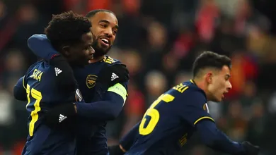 Saka evitou outra derrota ao Arsenal, que ratificou a classifica&ccedil;&atilde;o na Liga Europa sem empolga&ccedil;&atilde;o