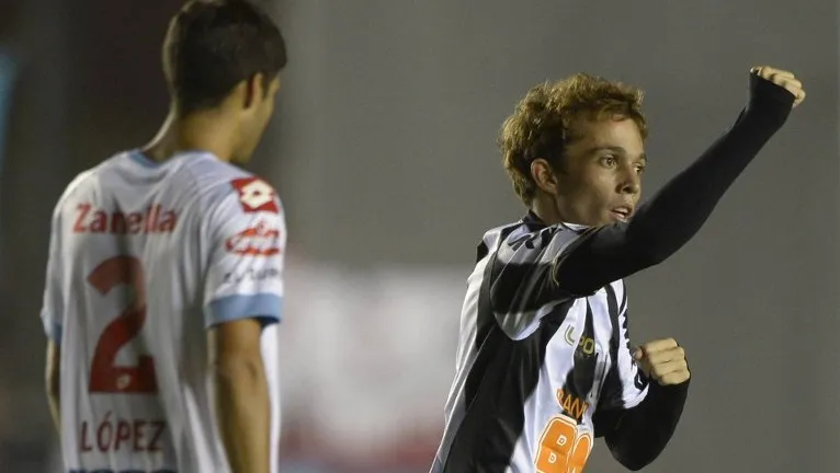 Galo forte: Bernard mostra cart&atilde;o de visitas na Argentina