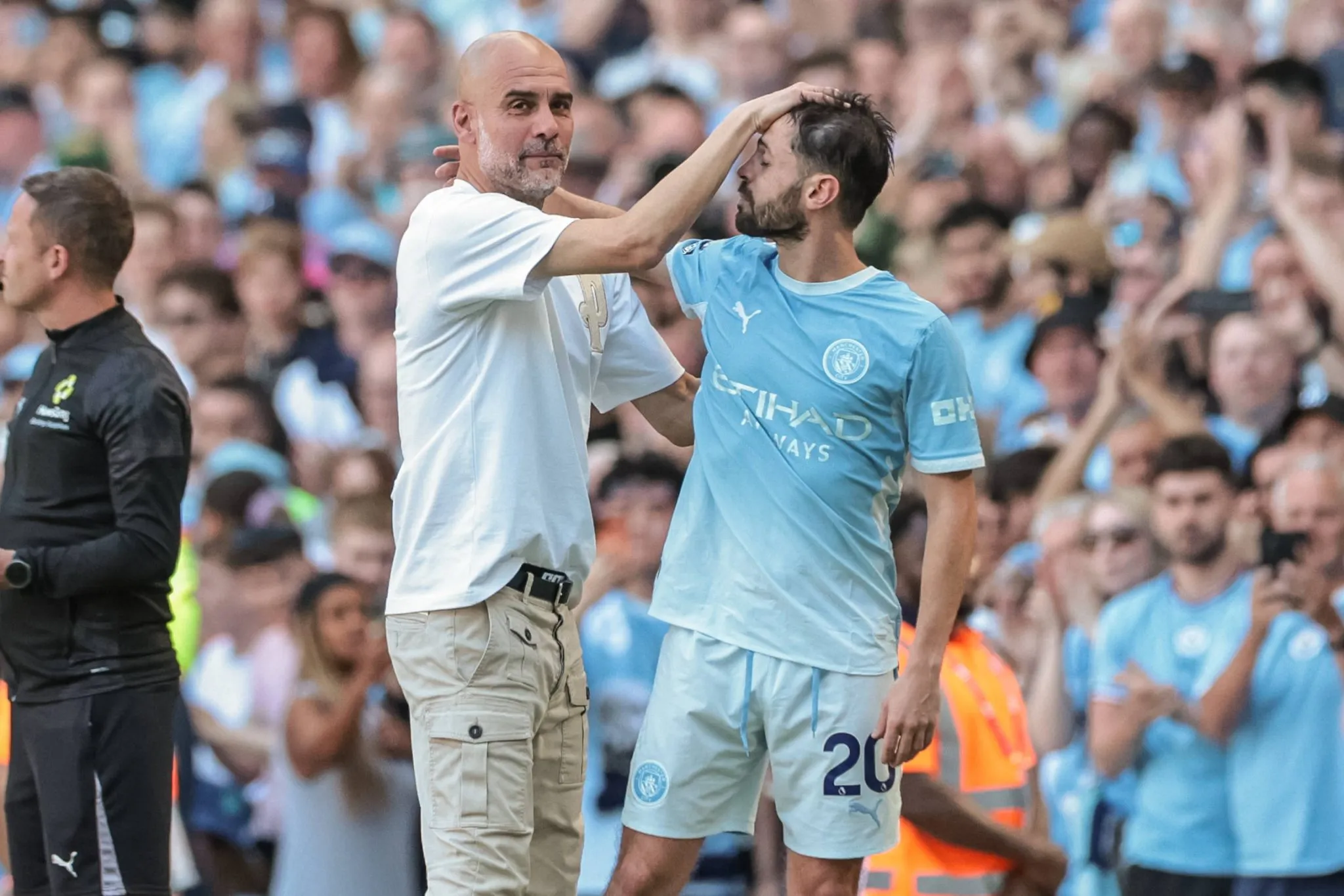 Pep Guardiola e Bernardo Silva em despedida pelo Manchester City