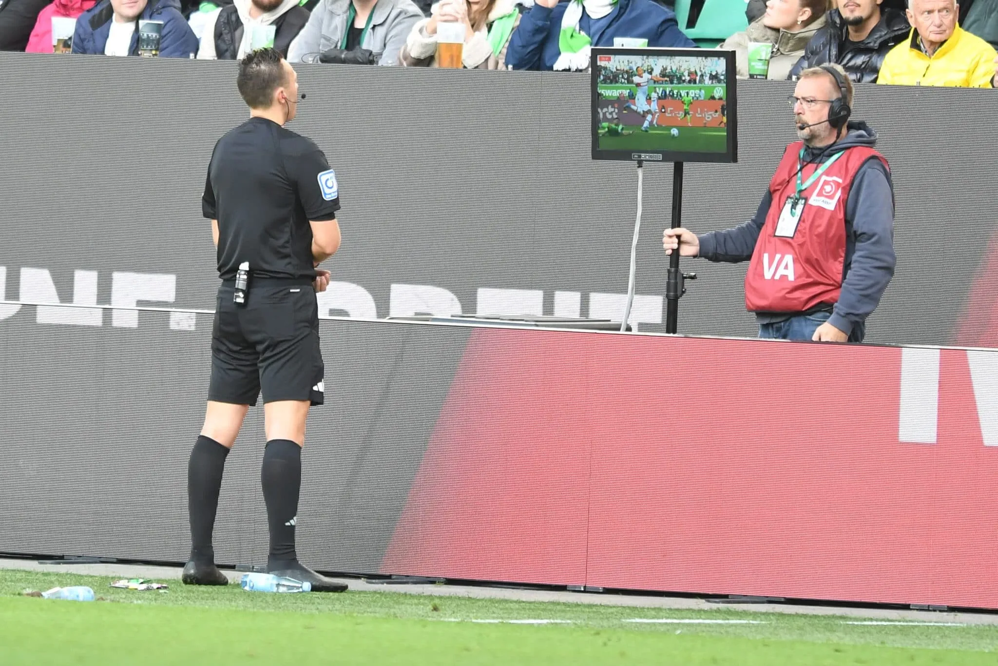 Ap&oacute;s erro grotesco, &aacute;rbitro se desculpa e pede mudan&ccedil;a no VAR da Bundesliga
