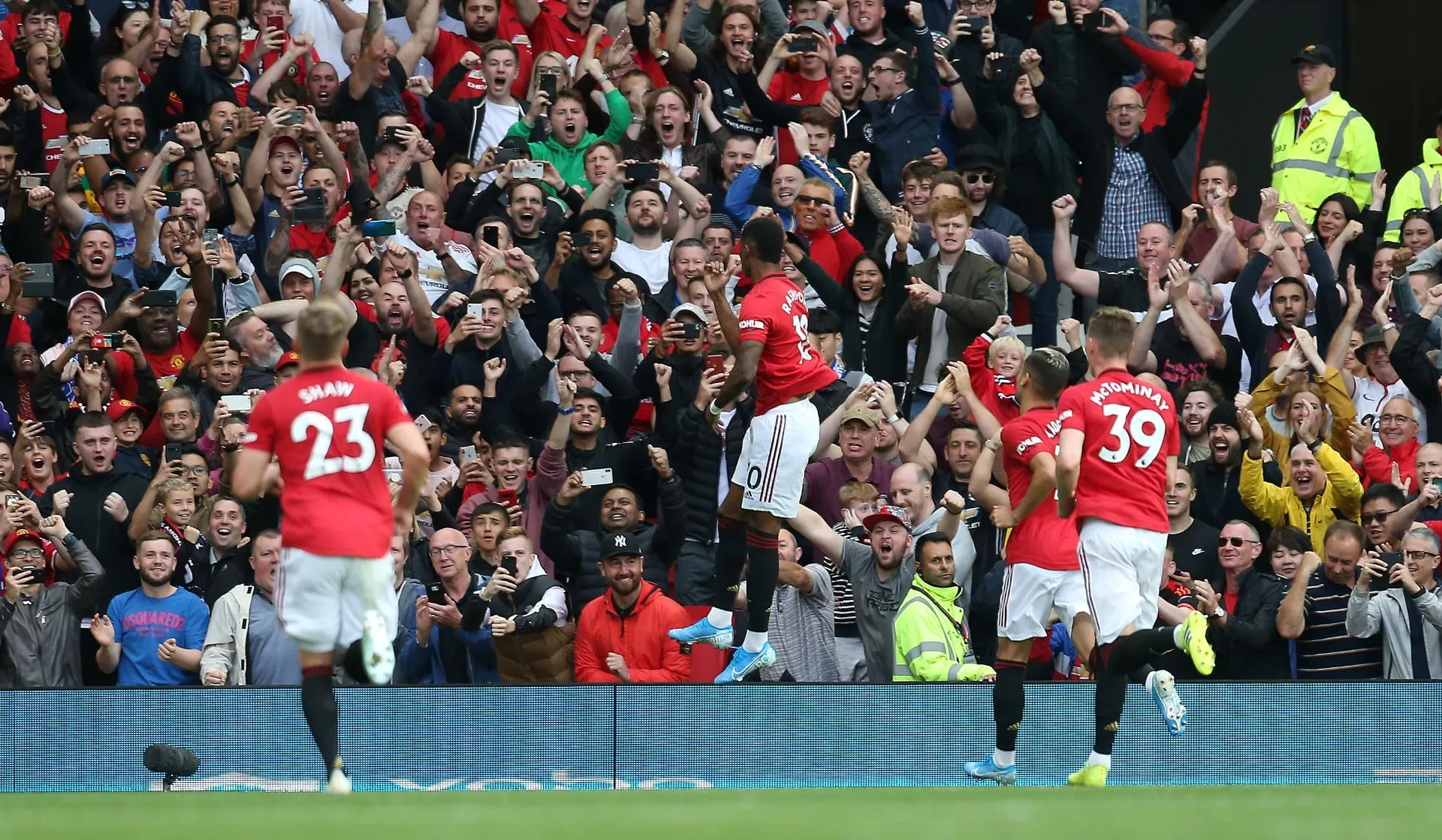 Entre a sorte e a efici&ecirc;ncia, o United teve muitos motivos para sorrir com a sonora goleada sobre o Chelsea