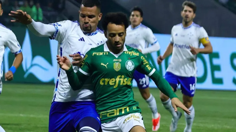 Felipe &Acirc;nderson disputa jogada em Palmeiras x Cruzeiro pelo Campeonato Brasileiro