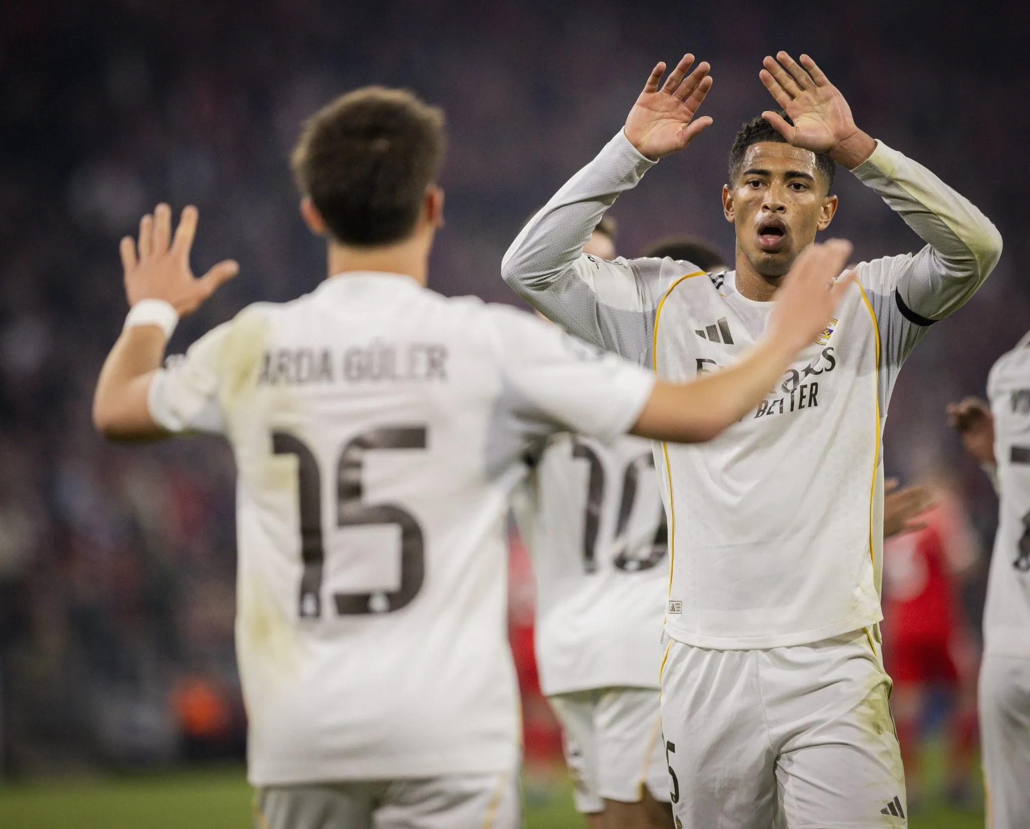Arda G&uuml;ler e Jude Bellingham celebram gol do Real Madrid 