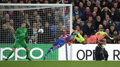 Sem zagueiros de origem, Manchester City faz dois gols rel&acirc;mpagos e vence o Palace