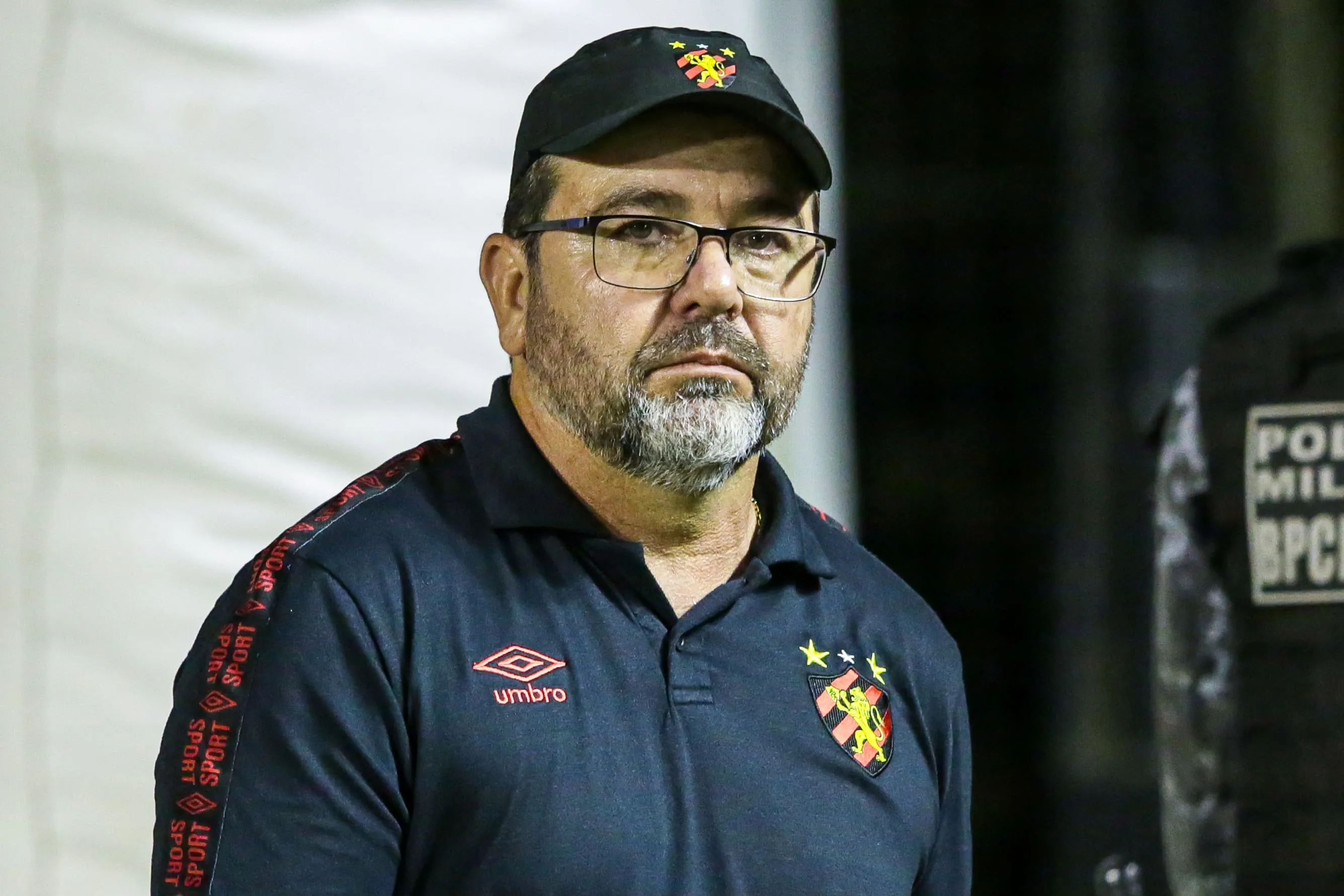 Sa&iacute;da de Enderson Moreira a uma rodada do fim da S&eacute;rie B escancara encruzilhada que o Sport se meteu