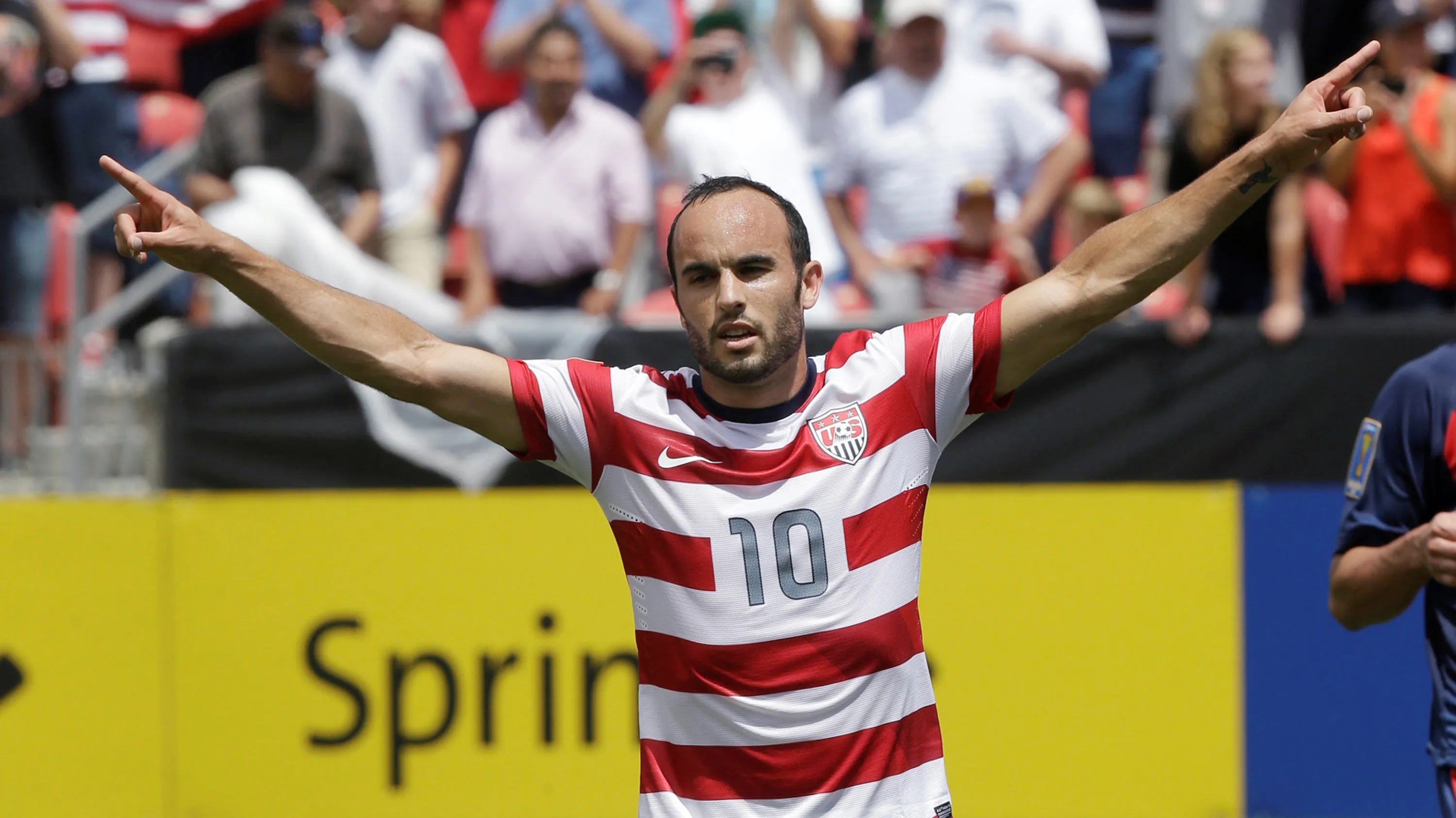 Donovan usa &oacute;culos escuros em campo na Copa Ouro