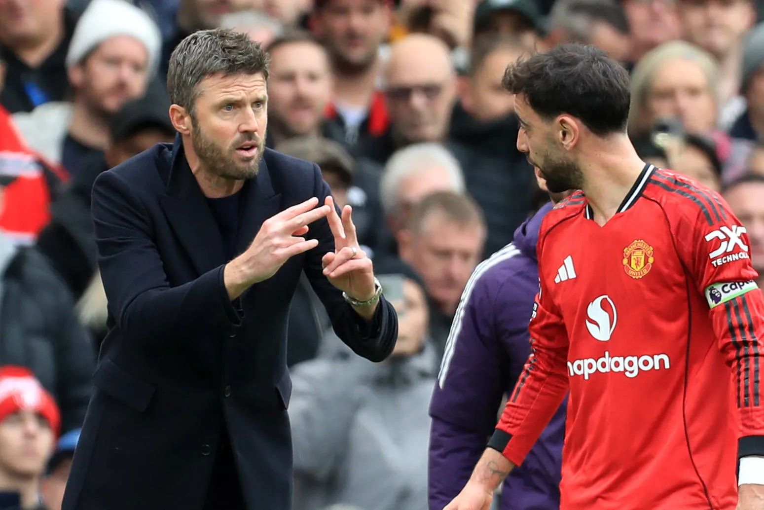 Carrick orienta Bruno Fernandes durante jogo do Manchester United